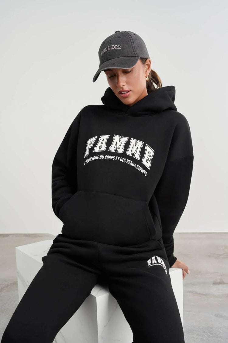 Hoodies & Sweatshirts - hættetrøjer, der er perfekte til både træning og afslapning. Vores kollektion inkluderer moderne designs fra topmærker, som tilbyder både komfort og stil.