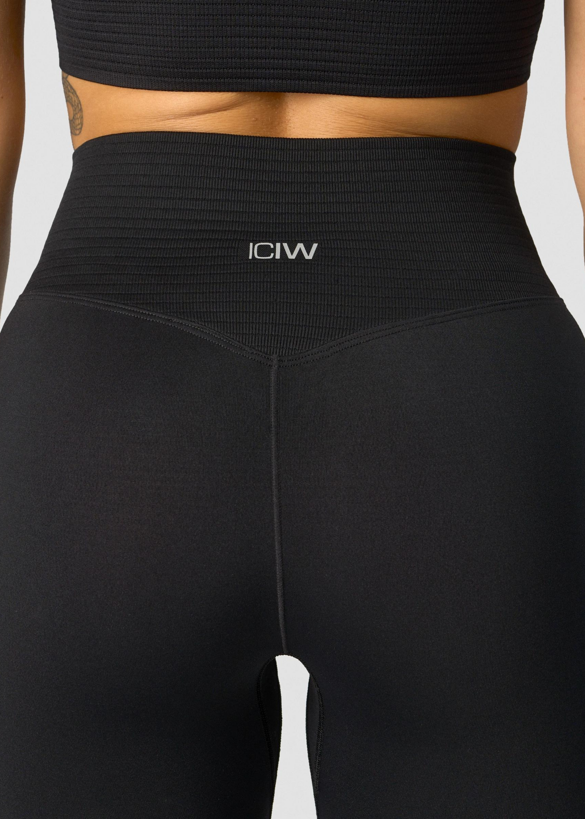 Define V-Shape Biker Shorts - Black - for kvinde - ICANIWILL - Shorts